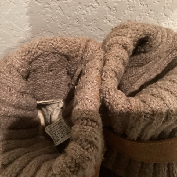 UGG- Cambridge Buckle Knit Boots in Chestnut - Picture 5 of 9